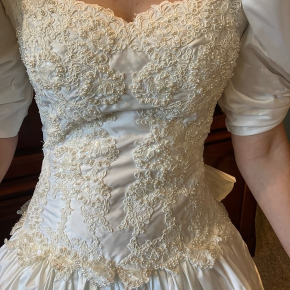 VINTAGE WEDDING DRESS Profesionally preserved since 1980s. Kleinfeld Website - Picture 8 of 13